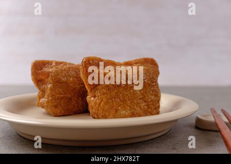 Sushi Tofu Sushi mit gebratenem Tofu und Reis Stockfoto