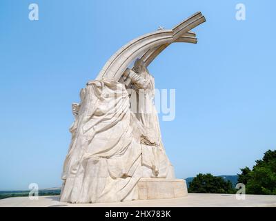 Krönung von Istvan I., dem ersten König von Ungarn, durch den Papst. Denkmal von Melocco Miklos, auf dem Burghügel in der Nähe der Basilika mit Blick auf die Stockfoto