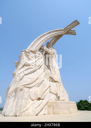 Krönung von Istvan I., dem ersten König von Ungarn, durch den Papst. Denkmal von Melocco Miklos, auf dem Burghügel in der Nähe der Basilika mit Blick auf die Stockfoto