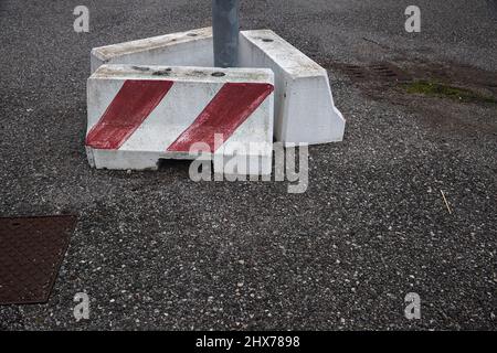 Gestreifte Schlackenblöcke auf einer Straße aus der Nähe Stockfoto