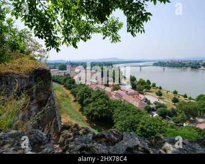 Blick vom Burgberg (Varhegy) in Esztergom in Richtung Altstadt und St. Ignatius Curch. Europa, Osteuropa, Ungarn Stockfoto