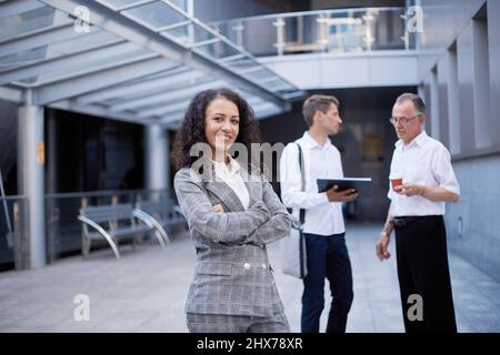 Selbstbewusste Geschäftsfrau, die in der Halle eines Geschäftszentrums steht. Stockfoto