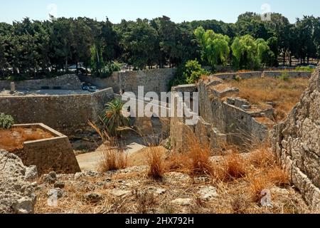 Rhodos, Griechenland -28 September, 2022, Rotes Tor, Blick auf die mächtige Steinmauer rund um die mittelalterliche Festungsstadt Rhodos, Griechenland Stockfoto