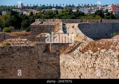 Rhodos, Griechenland -28 September, 2022, Blick auf die mächtige Steinmauer rund um die mittelalterliche Festungsstadt Rhodos, Griechenland Stockfoto