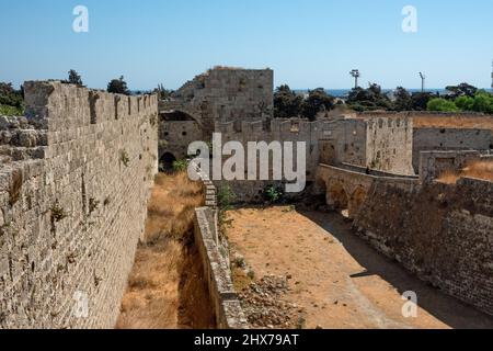 Rhodos, Griechenland -28 September, 2022, Blick auf die mächtige Steinmauer rund um die mittelalterliche Festungsstadt Rhodos, Griechenland Stockfoto