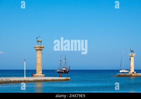 Rhodos, Griechenland - 28. September 2021, Blick auf das Hochschiff der Kreuzfahrt, Mandraki Hafen, Rhodos Insel, Griechenland Stockfoto