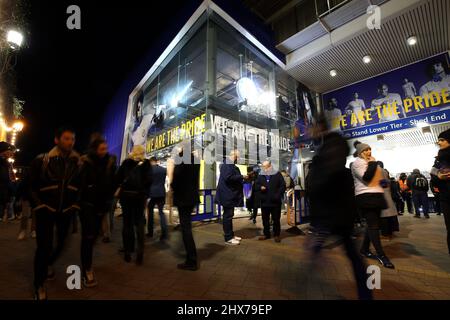 Fileboto vom 31-01-2018, auf dem Fans vor dem Premier League-Spiel in Stamford Bridge, London, ihren Weg ins Stadion finden. Roman Abramovich wurde von der britischen Regierung sanktioniert und friert den geplanten Verkauf von Chelsea durch den russisch-israelischen Milliardär ein. Chelsea wird eine Sonderlizenz für die Fortsetzung des Betriebs erhalten, aber der Verkauf des Stamford Bridge Clubs ist jetzt ausgesetzt Ausgabedatum: Donnerstag, 10. März 2022. Stockfoto