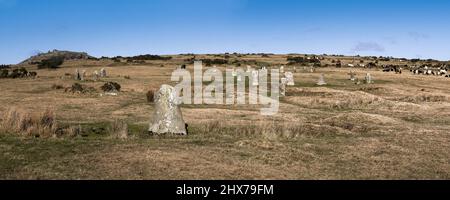Ein Panoramabild der verbliebenen spätneolithischen, früh bronzezeitlichen stehenden Steine The Hurlers auf Minion Downs auf dem rauen Bodmin Moor in Cornwall U Stockfoto