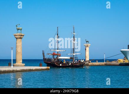 Rhodos, Griechenland - 28. September 2021, Blick auf das Hochschiff der Kreuzfahrt, Mandraki Hafen, Rhodos Insel, Griechenland Stockfoto