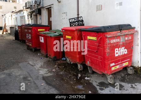 Die Mülltonnen von Biffa in einer Seitenstraße in Newquay in Cornwall sind für die allgemeine Abfallentsorgung bestimmt. Stockfoto