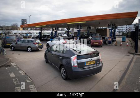 London, Großbritannien. 10. März 2022. An einer Tankstelle in Notting Hill, West-London, warten Autos auf Benzin, da die Kraftstoffpreise weiter steigen. Aufgrund der gestiegenen Ölkosten, die durch die russische Invasion in der Ukraine verursacht wurden, sind die Kraftstoffkosten im Vereinigten Königreich stark gestiegen. Bildnachweis: Ben Cawthra/Sipa USA **KEINE Verkäufe in Großbritannien** Bildnachweis: SIPA USA/Alamy Live News Stockfoto