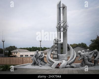 Denkmal für gefallene Soldaten und Feuerwehrleute, Tschernobyl, Ukraine Stockfoto