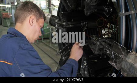 Russland, ANGARSKER - Juni 8, 2018: Rollen einfädeln Spule anbringen. Herstellung von Kunststoff Wasserleitungen an das Werk. Prozess der Herstellung Kunststoff Rohre auf dem Ma Stockfoto