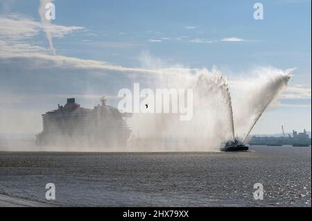 Tilbury Essex, Großbritannien. 10. März 2022. Das brandneue Virgin Cruise-Schiff Valiant Lady macht seine erste Reise entlang der Themse, um am London International Cruise Terminal in Tilbury Essex anzulegen. Das zweite Schiff der Virgin Cruises-Flotte ist auf einer Werbetour durch Großbritannien, bevor es am 18.. März seine erste Kreuzfahrt von Portsmouth aus antritt. Das Schiff verfügt über 1.330 Kabinen plus 78 Rockstar Quarters und zwei massive Suiten mit Whirlpools und Musik Plattenspielern. Quelle: MARTIN DALTON/Alamy Live News Stockfoto