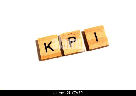 KPI-Text Holzblöcke (SCHLÜSSEL, Leistung und Indikator) Wort isoliert auf weißem Hintergrund. Geschäftskonzept Stockfoto