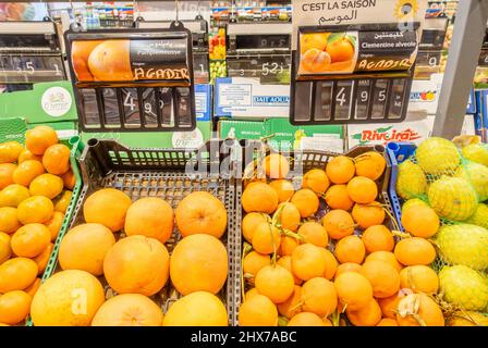 Früchte: Orangen, Clementinen, Mandarinen, die im Carrefour-Supermarkt in Marrakesch, Marokko, ausgestellt werden Stockfoto