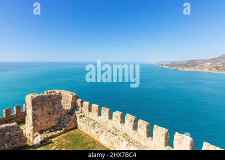 Landschaftlich schöner Blick von der inneren Festung der Burg von Alanya im Süden der Türkei. Stockfoto