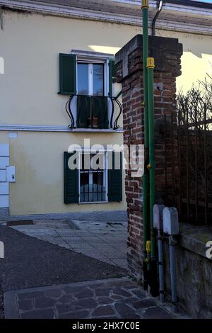 Hinterhof eines Landhauses im Schatten Stockfoto
