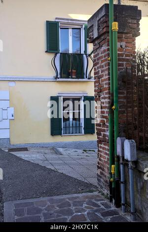 Hinterhof eines Landhauses im Schatten Stockfoto
