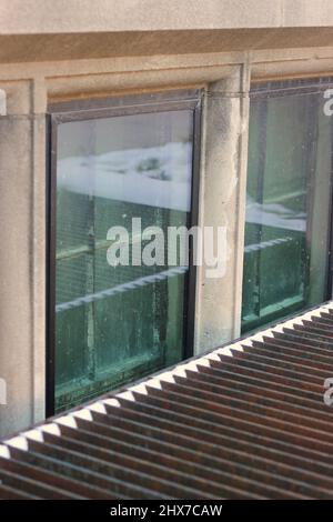 Kellerfenster eines städtischen Wohnhauses. Stockfoto