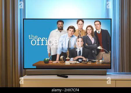 Fernsehserien im Büro ansehen Stockfoto