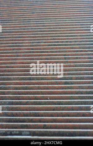 Vintage Metallgitter mit horizontalen Linien. Stockfoto