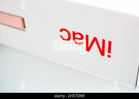 Bologna, Italien: 14. Februar 2022.Auspacken des neuen modernen Apple pink iMac M1 ,2021 Laptops aus dem Kasten heraus. Neuer Laptop in Apfelverpackung auf dem Tisch Stockfoto