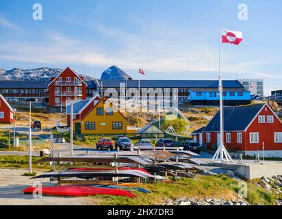 Kajaks des lokalen Clubs in der Altstadt am Kolonialhafen. Nuuk die Hauptstadt Grönlands im Spätherbst. Amerika, Nordamerika, Grönland, Stockfoto