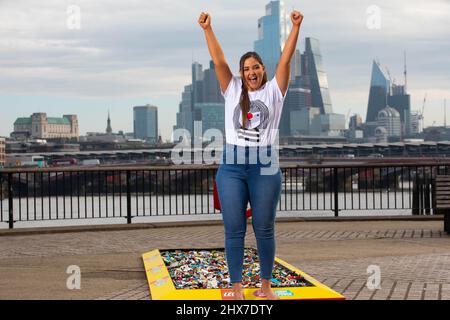 REDAKTIONELLE VERWENDUNG NUR die Schauspielerin Jacqueline Jossa geht barfuß über einen Backsteinpfad aus 30.000 LEGO Steinen am Observation Point in London, um Geld für den Red Nose Day 2022 von Comic Relief zu sammeln. Bilddatum: Donnerstag, 10. März 2022. Stockfoto