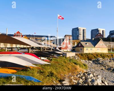 Kajaks des lokalen Clubs in der Altstadt am Kolonialhafen. Nuuk die Hauptstadt Grönlands im Spätherbst. Amerika, Nordamerika, Grönland, Stockfoto