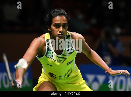 Mülheim, Deutschland. 10. März 2022. Pusarla V. Sindhu aus Indien tritt beim zweiten Frauenspiel gegen Zhang Yiman aus China beim Badmintonturnier Yonex German Open 2022 in Mülheim am 10. März 2022 an. Quelle: Lu Yang/Xinhua/Alamy Live News Stockfoto