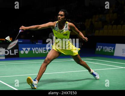 Mülheim, Deutschland. 10. März 2022. Pusarla V. Sindhu aus Indien tritt beim zweiten Frauenspiel gegen Zhang Yiman aus China beim Badmintonturnier Yonex German Open 2022 in Mülheim am 10. März 2022 an. Quelle: Lu Yang/Xinhua/Alamy Live News Stockfoto