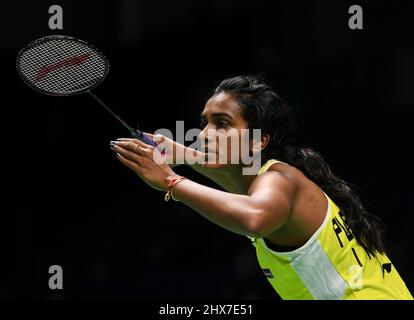 Mülheim, Deutschland. 10. März 2022. Pusarla V. Sindhu aus Indien tritt beim zweiten Frauenspiel gegen Zhang Yiman aus China beim Badmintonturnier Yonex German Open 2022 in Mülheim am 10. März 2022 an. Quelle: Lu Yang/Xinhua/Alamy Live News Stockfoto
