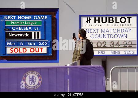 Die Countdown-Uhr am nächsten Spieltag vor der Stamford Bridge, dem Heimstadion des FC Chelsea, London. Roman Abramovich wurde von der britischen Regierung sanktioniert und friert den geplanten Verkauf von Chelsea durch den russisch-israelischen Milliardär ein. Der 55-Jährige stellte Chelsea am 2. März zum Verkauf, nachdem Russland die Ukraine weiterhin einmarschierte. Bilddatum: Donnerstag, 10. März 2022. Stockfoto