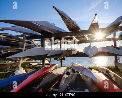 Kajaks des lokalen Clubs in der Altstadt am Kolonialhafen. Nuuk die Hauptstadt Grönlands im Spätherbst. Amerika, Nordamerika, Grönland, Stockfoto