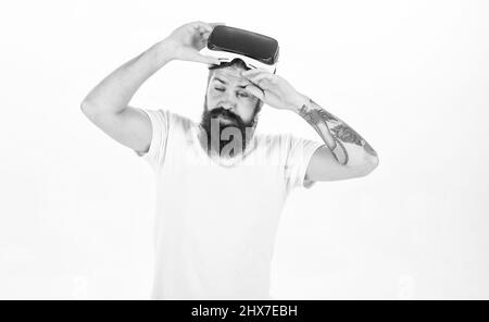 Beeindruckende virtuelle Realität. Mann bärtigen Hipster ausziehen VR-Brille weißen Hintergrund. Beeindruckt von Virtual Reality. Typ mit Head-Mounted Display Stockfoto