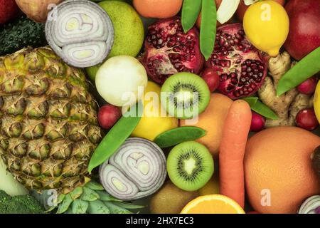 Frisches Gemüse und Obst auf dem Tisch. Auswahl an frischem Obst und Gemüse. Blick von oben Stockfoto