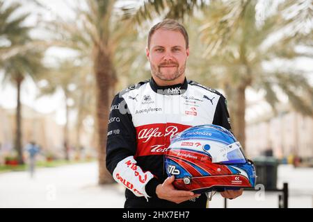 Sakhir, Bahrain - 10/03/2022, BOTTAS Valtteri (FIN), Alfa Romeo F1 Team ORLEN C42, Portraithelm, Kasque, während der Formel 1 Aramco-Vorsaison-Tests vor der FIA Formel 1-Weltmeisterschaft 2022 auf dem Bahrain International Circuit, vom 10. Bis 12. März 2022 in Sakhir, Bahrain - Foto: Antonin Vincent/DPPI/LiveMedia Stockfoto