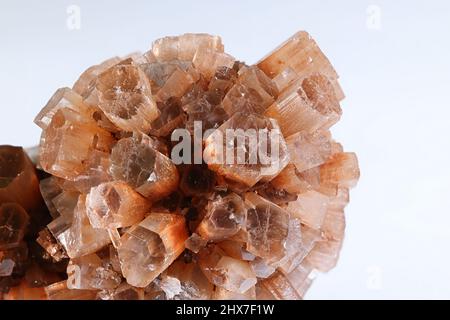 Aragonitkristalle aus Taouz ares Marokko. Aragonit ist ein Karbonatmineral, eine der drei häufigsten natürlich vorkommenden Kristallformen von Kalk Stockfoto