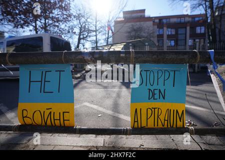 Hamburg, Deutschland. 10. März 2022. Vor dem Generalkonsulat der Russischen Föderation hängen Plakate in den Nationalfarben der Ukraine und mit der Aufschrift „Stoppt den Alptraum“ an einem Zaun. Kredit: Marcus Brandt/dpa/Alamy Live Nachrichten Stockfoto