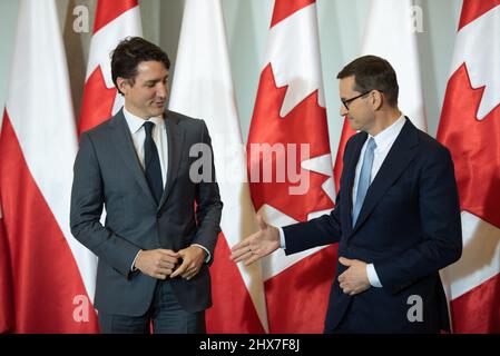 Warschau, Warschau, Polen. 10. März 2022. Der polnische Premierminister MATEUSZ MORAWIECKI (R) begrüßt den kanadischen Premierminister JUSTIN TRUDEAU (L) vor den Gesprächen am 10. März 2022 in Warschau, Polen. Während des Treffens erörterten der polnische Premierminister Mateusz Morawiecki und der kanadische Premierminister Justin Trudeau die weitere Koordinierung der Reaktion der internationalen Gemeinschaft auf die militärische Aggression Russlands gegenüber der Ukraine, insbesondere die Stärkung der umfassenden Hilfe für die Ukraine. Weitere Schritte, um Russland von der Finanzierung des Krieges zu trennen, einschließlich der Verhängung von Sanktionen für die Energie Stockfoto