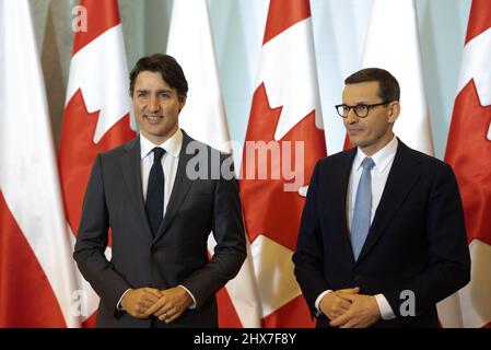 Warschau, Warschau, Polen. 10. März 2022. Der polnische Premierminister MATEUSZ MORAWIECKI (R) begrüßt den kanadischen Premierminister JUSTIN TRUDEAU (L) vor den Gesprächen am 10. März 2022 in Warschau, Polen. Während des Treffens erörterten der polnische Premierminister Mateusz Morawiecki und der kanadische Premierminister Justin Trudeau die weitere Koordinierung der Reaktion der internationalen Gemeinschaft auf die militärische Aggression Russlands gegenüber der Ukraine, insbesondere die Stärkung der umfassenden Hilfe für die Ukraine. Weitere Schritte, um Russland von der Finanzierung des Krieges zu trennen, einschließlich der Verhängung von Sanktionen für die Energie Stockfoto