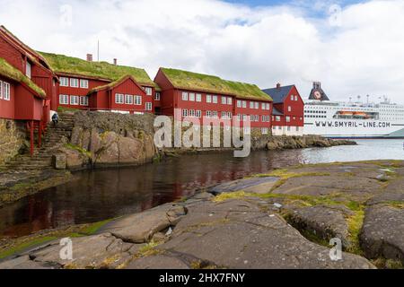 Torshavn, Färöer, Dänemark - 03. Mai 2018: Einige alte und traditionelle Gebäude in Tinganes, Torshavn, Färöer, Dänemark. Stockfoto