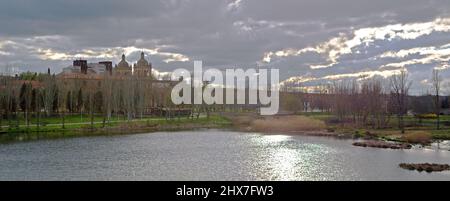 Blick auf Salamanca über den Fluss Tormes, Spanien Stockfoto