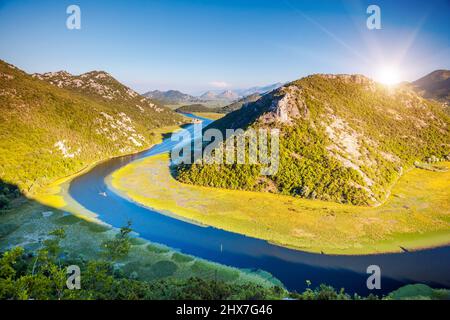 Gewundener Fluss, der durch Berge fließt. Naturpark. Dramatische Szene. Rijeka Crnojevica. Das Hotel liegt in der Nähe des Skadar-Sees, Montenegro, Europa. Beauty-Welt. Stockfoto