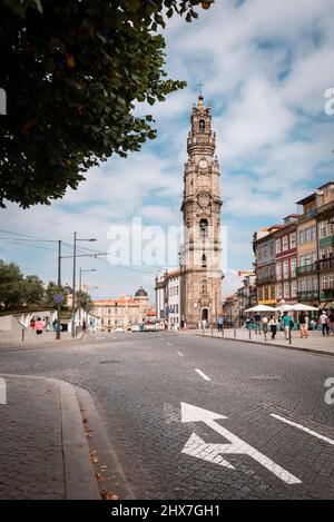 Porto, Portugal; 29.. August 2021: Porto Straße mit dem Clérigos Turm im Hintergrund und einem Pfeil auf dem Asphalt im Vordergrund Stockfoto