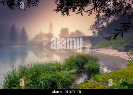 Majestätische, farbenfrohe und neblige Szene auf dem See im Nationalpark Triglav, gelegen im Bohinjer Tal der Julischen Alpen. Dramatische Aussicht. Instagram-Effekt, Stockfoto