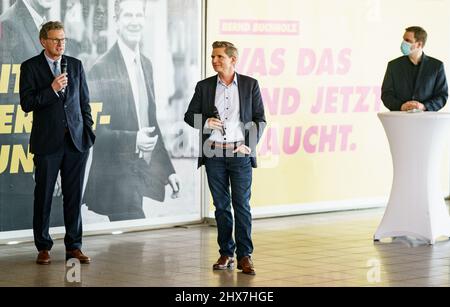 Kiel, Deutschland. 10. März 2022. Bernd Buchholz (FDP, l-r), Schleswig-Holsteins Wirtschaftsminister und Spitzenkandidat seiner Partei bei der bevorstehenden Landtagswahl am 08. Mai 2022, stellt gemeinsam mit Heiner Garg (FDP), Schleswig-Holsteins Gesundheitsminister, das Wahlprogramm der FDP vor. Und Christopher Vogt (FDP), Fraktionsvorsitzender seiner Partei im landtag Schleswig-Holstein. Quelle: Axel Heimken/dpa/Alamy Live News Stockfoto