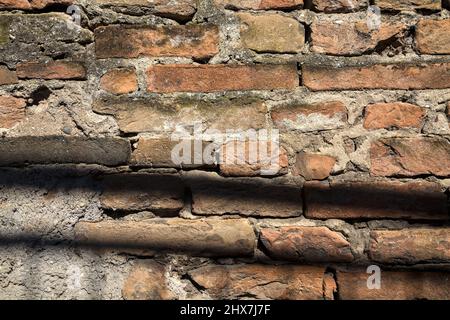 Ziegelwand mit Schatten, die darauf gegossen wurden Stockfoto