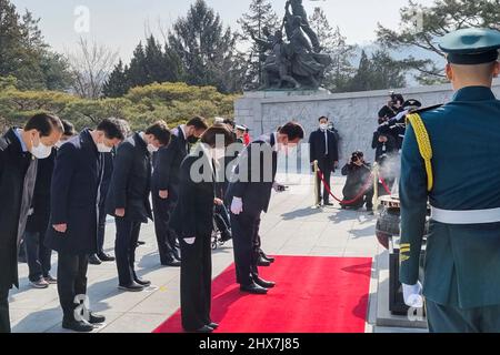 Seoul, Südkorea. 10. März 2022. 10. März 2022-Seoul, Südkorea-in diese Fotos sind Poolfotos. Der designierte Präsident Yoon Suk-yeol würdigt am 10. März 2022 auf dem Nationalfriedhof in Seoul patriotische südkoreanische Märtyrer und Kriegtot, nachdem er zuvor bei den Präsidentschaftswahlen gewonnen hatte. (Bild: © Pool via ZUMA Press Wire) Stockfoto